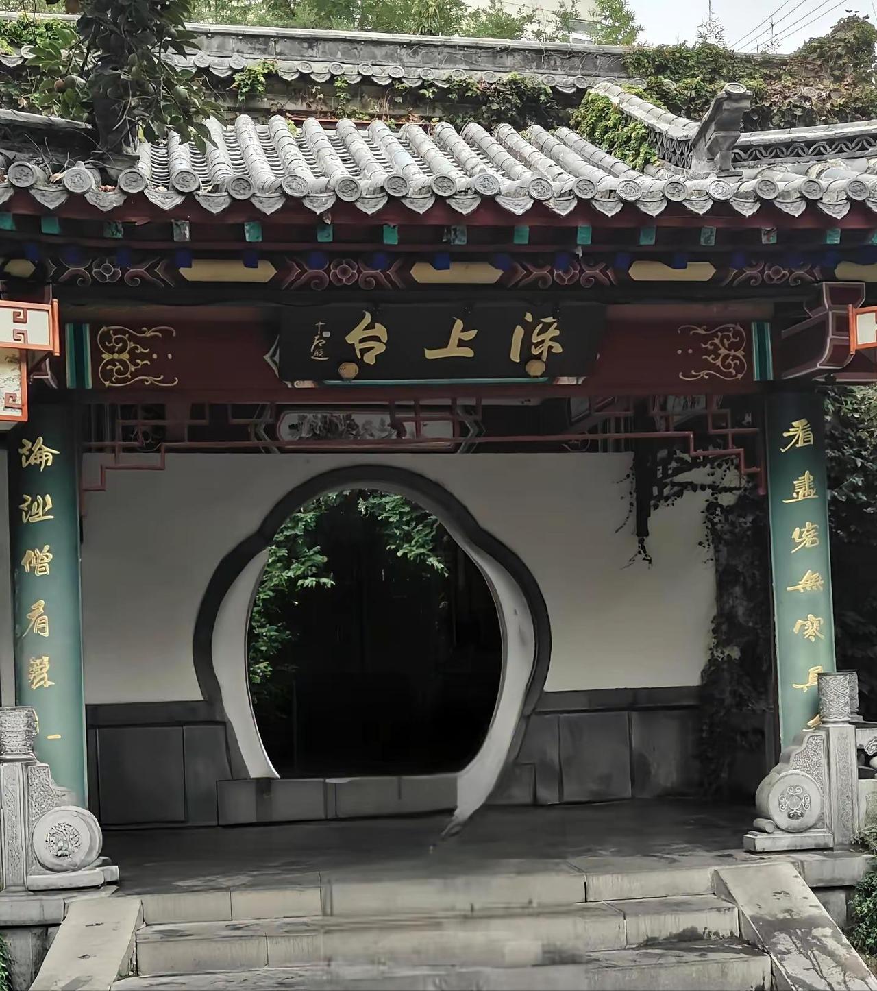 户外结冰它却水雾升腾，常年恒温18度：每天7万方水打哪来？
济南趵突泉为什么常年
