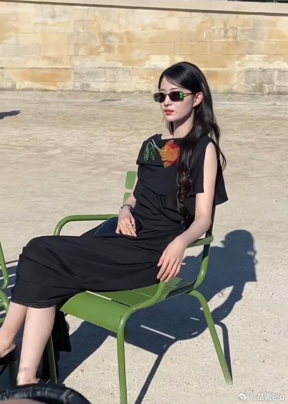 王楚然花神传到巴黎了 全靠脸撑着，这裙子像妈妈的风格 随便换套衣服都比这好多了 