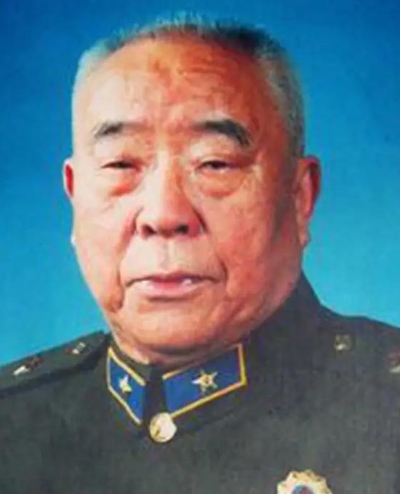 1950年，恩施军分区司令员乘车去剿匪，路上听说参谋打了一个电话，脸色一变，赶紧