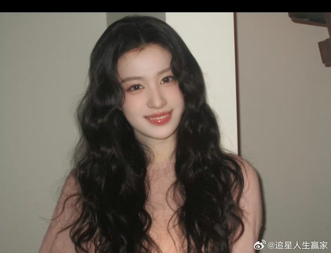 王楚然大方介绍自己来自中国  明媚优雅，自信大方的王楚然 