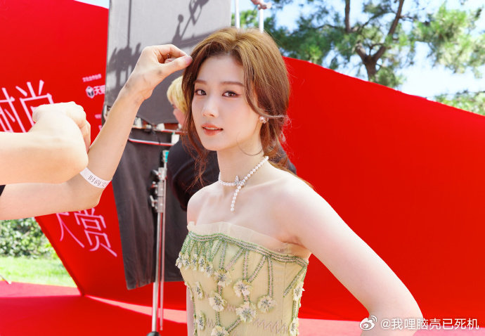 卢昱晓晒栩栩华生时尚文化大赏合照卢昱晓和好多人合照了 卢昱晓晒栩栩华生时尚文化大