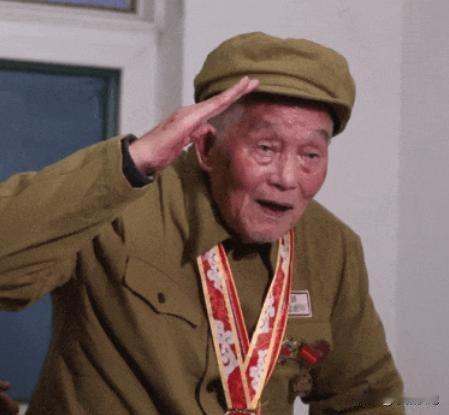 三朝浴血藏功名！长津湖潜伏28天的通信班长房来廷，负伤归乡甘做普通村民
 
房来