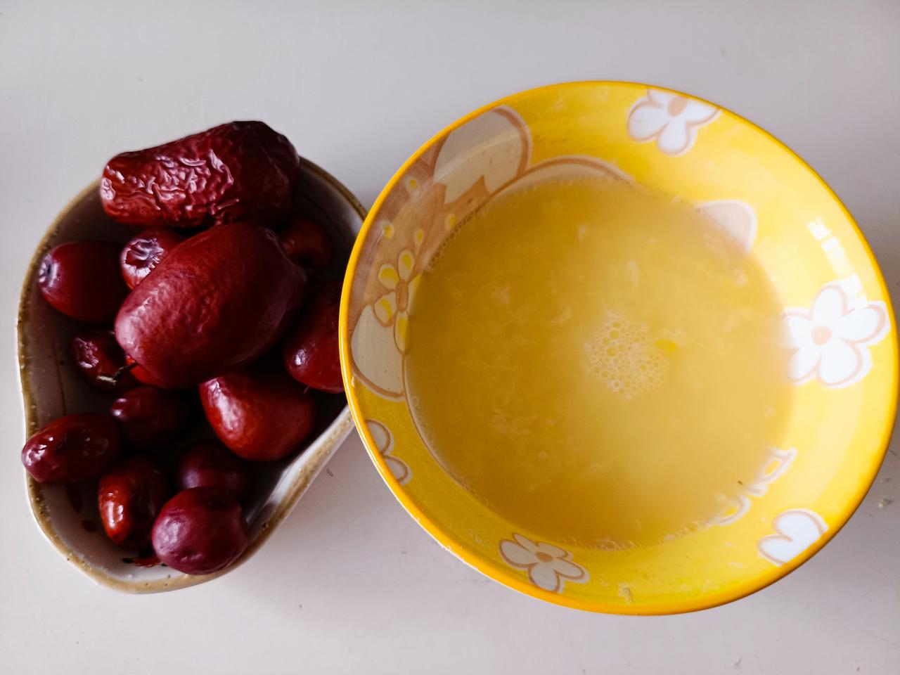 今天的早餐，一碗鸡蛋茶，一小碗蒸红枣。以前总是不吃早餐，一点都不饿。不过不吃早餐