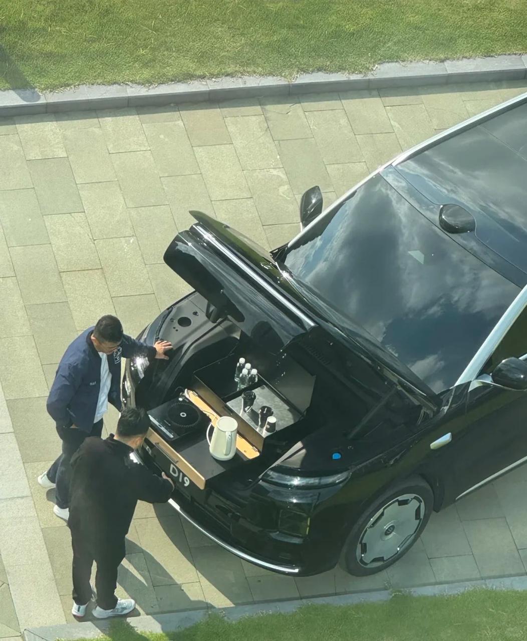 看到网上曝光了零跑D19前备箱居然能用电磁炉，那看来是有个200V放电模组没跑了