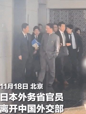 做好军事斗争的准备吧！很多人都在说日本外务省官员唯唯诺诺，中方官员则双手插兜，从