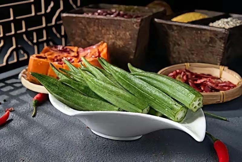 今天婆婆从菜市场买回来一袋子秋葵，说比青椒有营养，让我白灼蘸酱油吃。我焯了一盘，