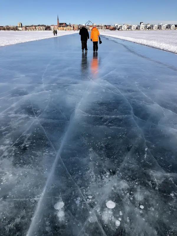 数九歌：
一九二九不出手，
三九四九冰上走，
五九和六九，沿河看柳，
七九河开，