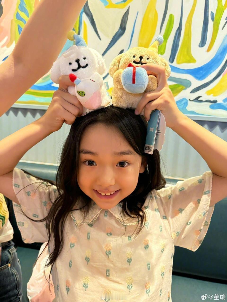 董璇女儿好适合出道 董璇女儿小酒窝好适合出道啊谁懂，看得出妈妈教育的很好啊[抱抱
