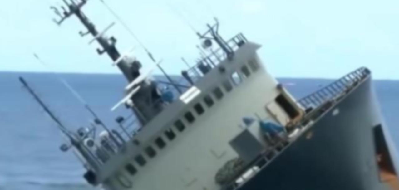 1993年，中国科考船遭“银角号”暴力撞击，拦腰折断沉入大海，船内的107名科考