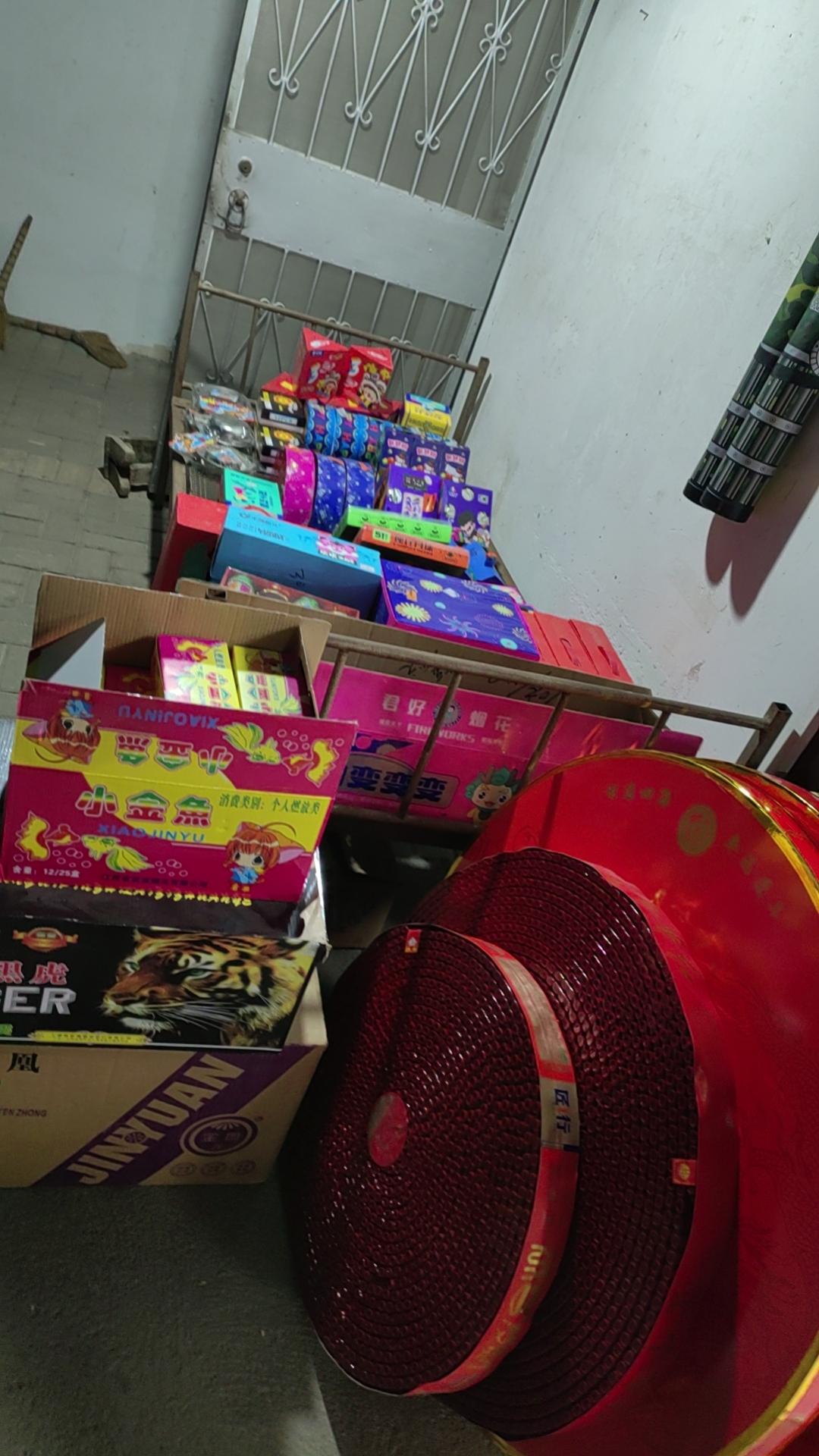 冬日生活打卡季年味来了，红红的中国节，满满的节日气氛，今天又是小年二十四，处处都