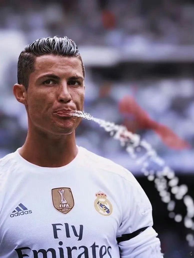 FIFA官方：2026美加墨世界杯将在上下半场各设置3分钟的补水暂停时间（无论什