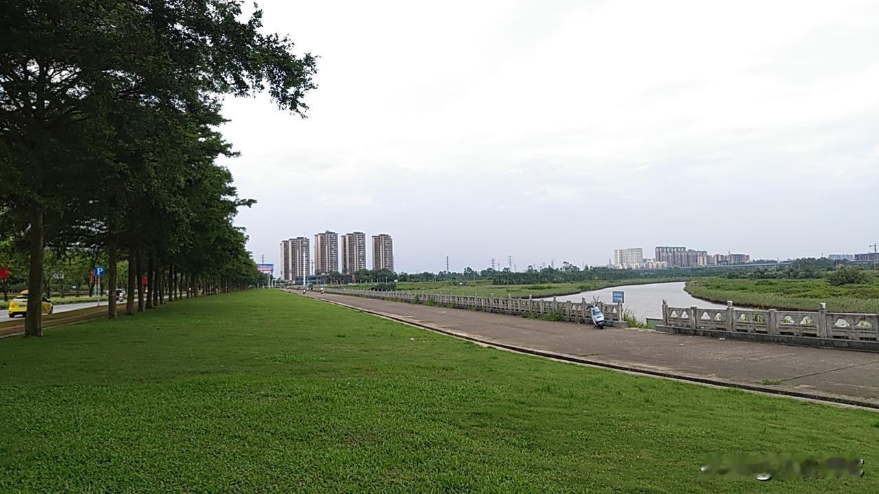 逛街到中途，尿急，可扫视了一遍附近的酒店商铺均无卫生间，去问一工地门卫，Ta说，