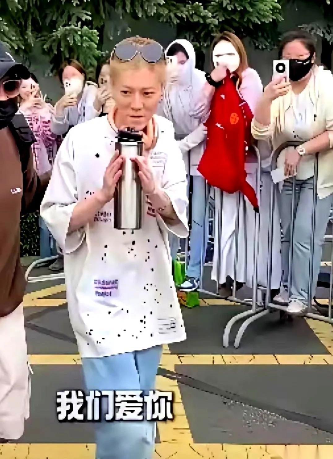 不问豆包，你能看出来他是谁吗？
一个好端端的大帅哥，如今憔悴得不成样子，宛如生活
