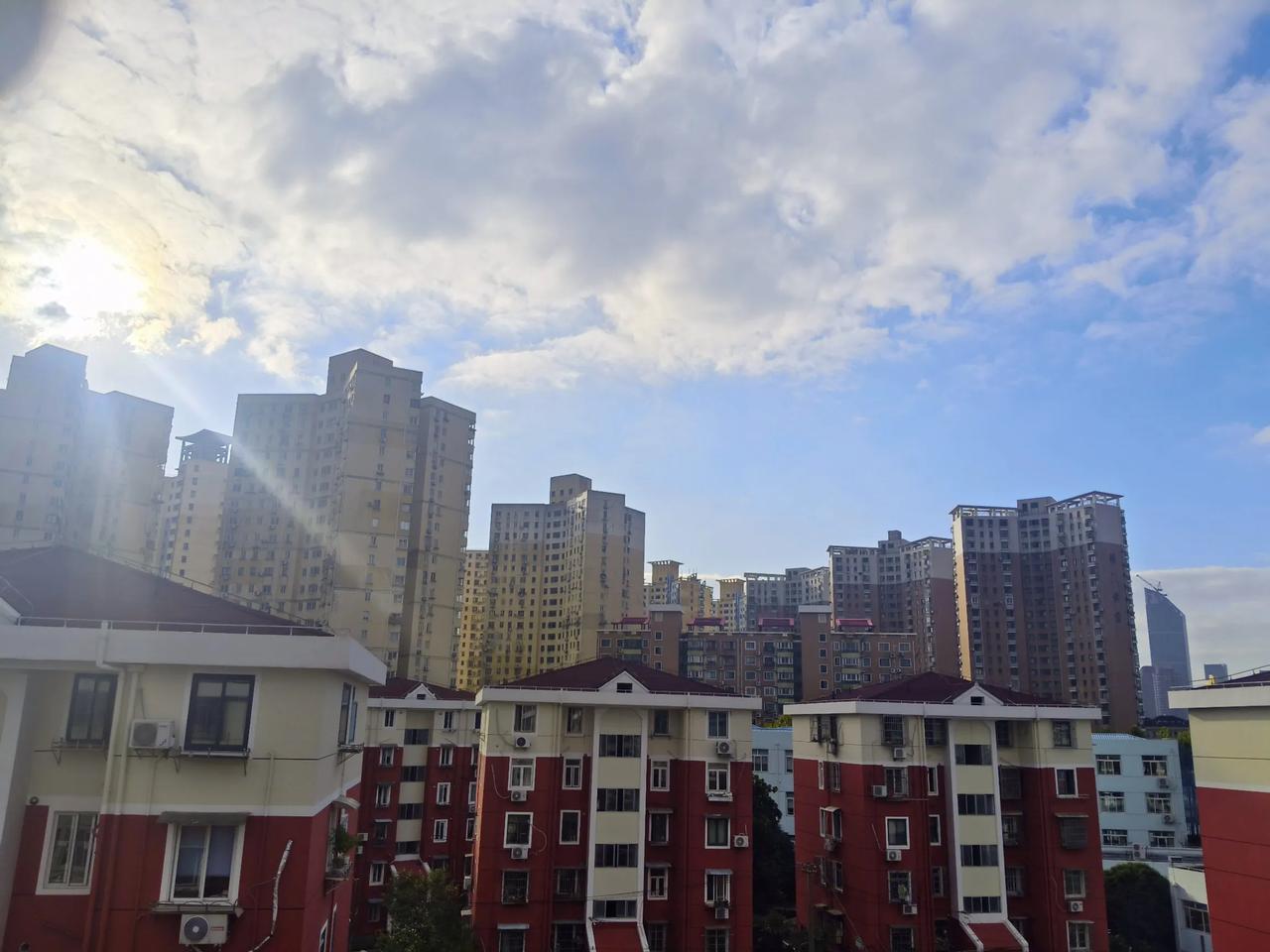 #随手拍一张你所在城市的蓝天#
今天的上海的蓝天白云已是常态。