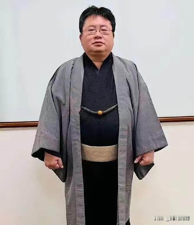 照片中的这个人，名字叫矢板明夫，是个日本遗孤，在我们这里生活时，得到了无微不至的