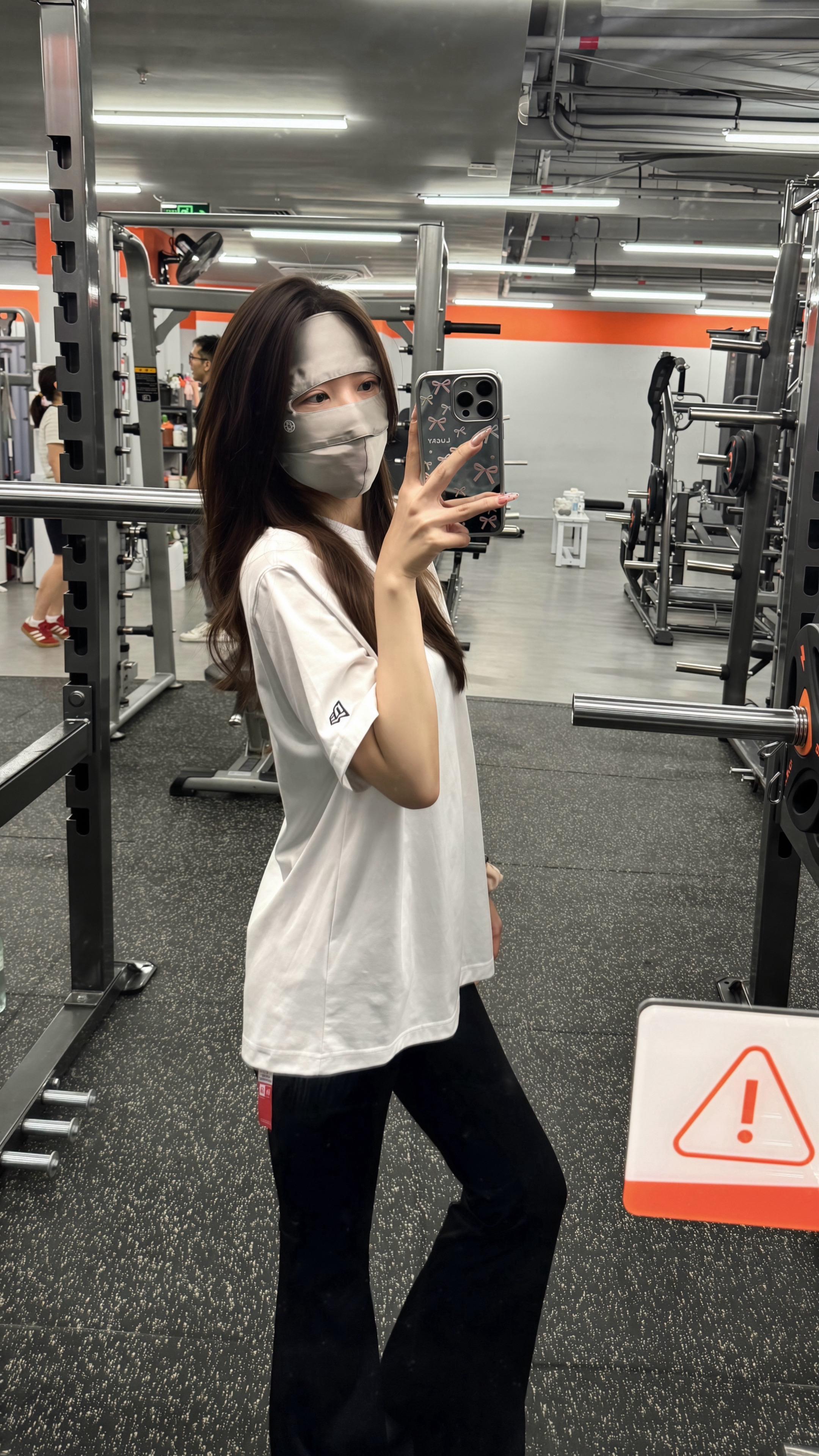 事情已经火烧眉毛了 但是还没烧到眼睛 还可以再发会儿呆