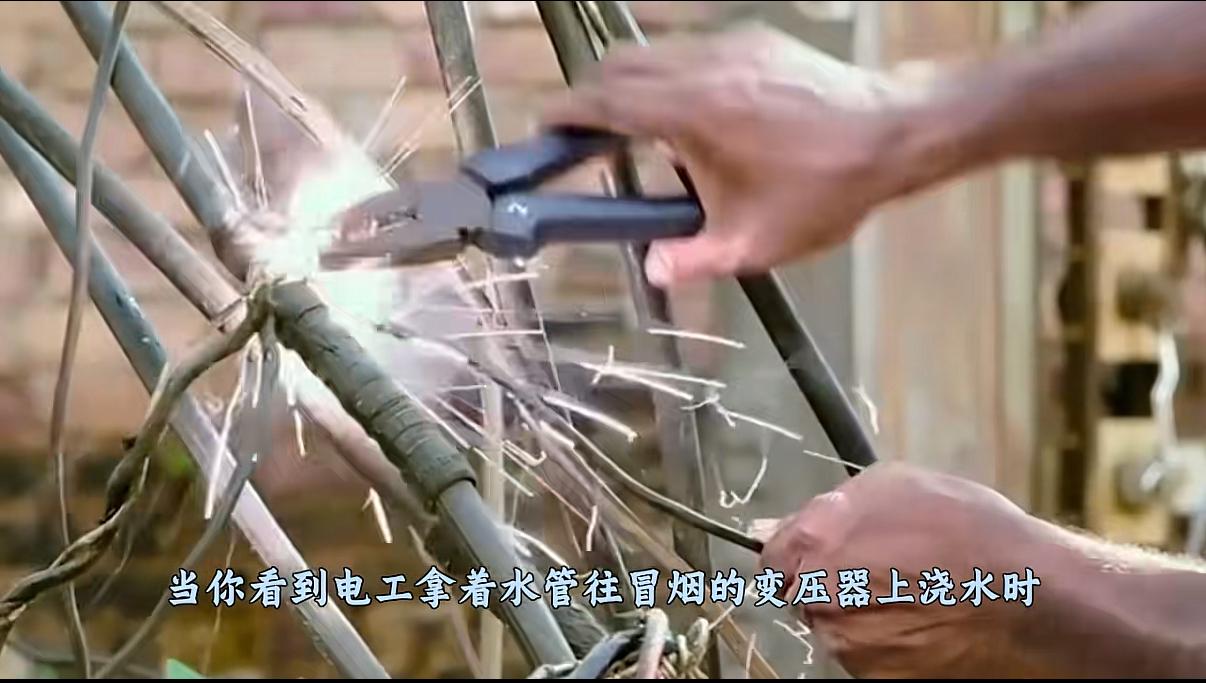 有用吗？印度酷热往变压器浇水、吹风扇降温

近日，印度气温居高不下，不少地方达到