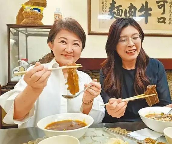 美国方面也开始提前布局卢秀燕了！
台中市卢秀燕今天启程访美，在出发之前还专门开了