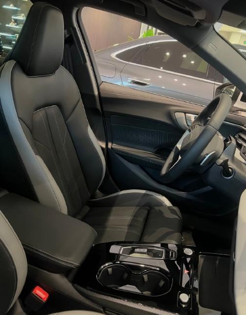 来看奥迪A5L的内饰，一张图是实拍的，一张是厂家的宣传图。一眼就能够看得出来，还