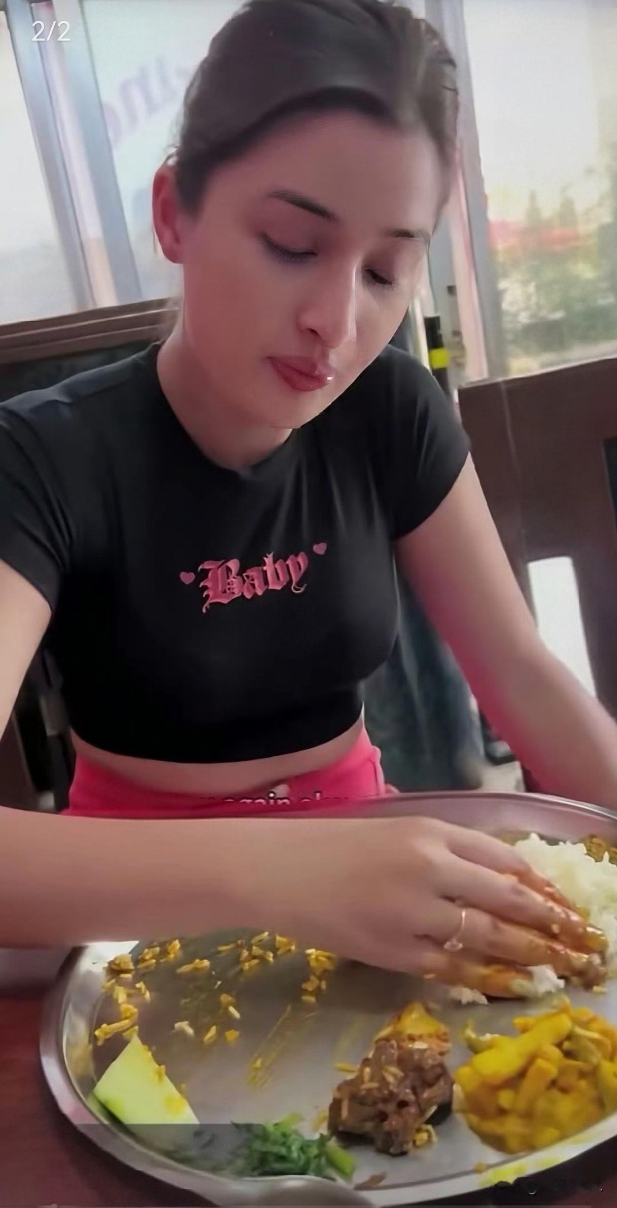 印度高种姓美女吃印度餐，不顾朋友提醒，坚持用手抓饭，说“这样才正宗”，哪怕美甲手