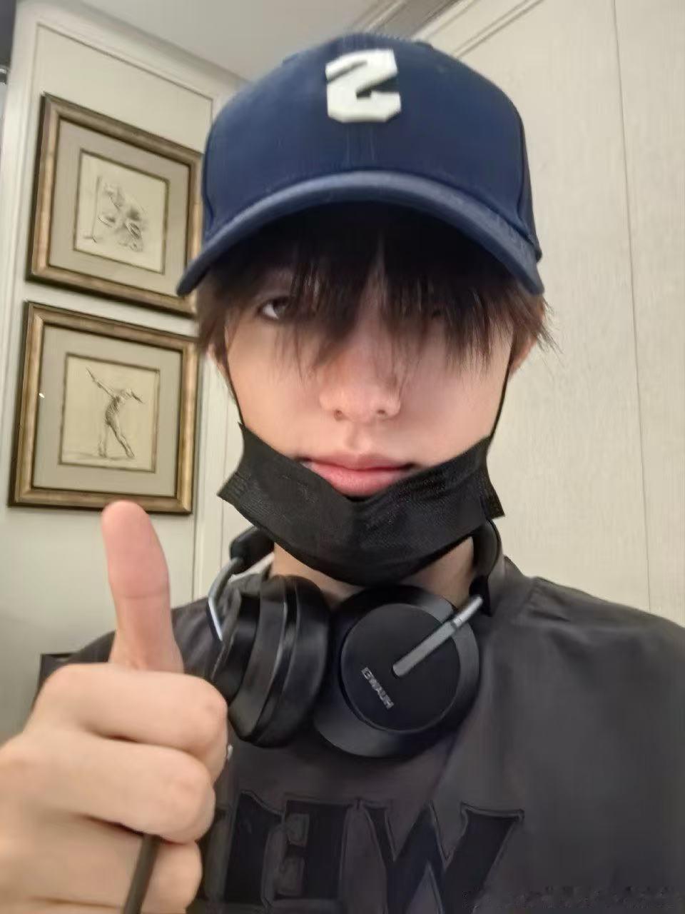 张泽禹马上要跟好朋友见面了 对着镜子练表情管理，心里想着“马上跟好朋友见面”，3