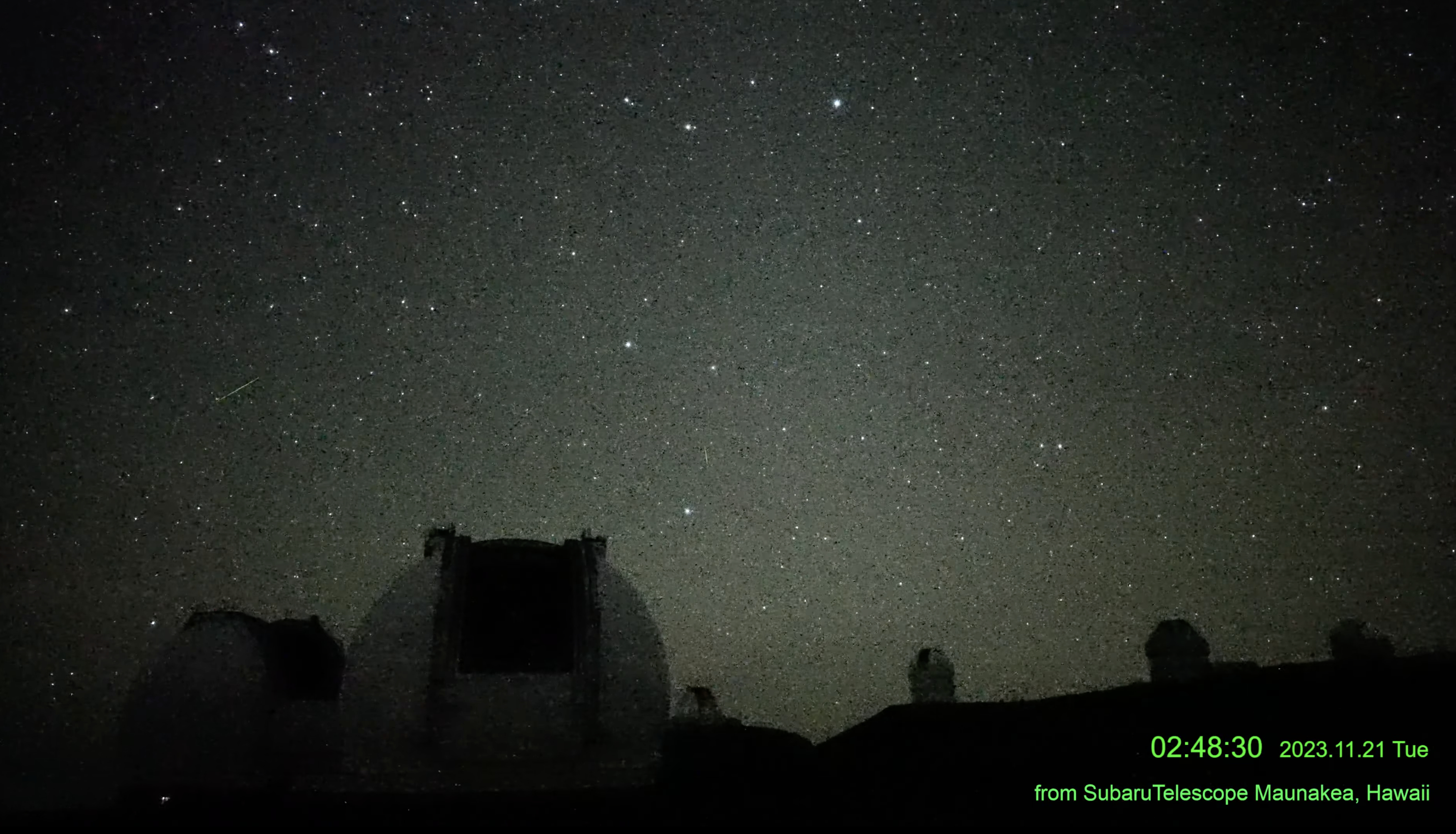 同时看到两颗流星划过，画面来自夏威夷。 ​​​