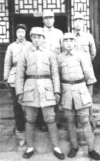 1940年摄于晋察冀五分区。后排右一为邓华、右二为聂鹤亭、左一为李天焕夫人。前排