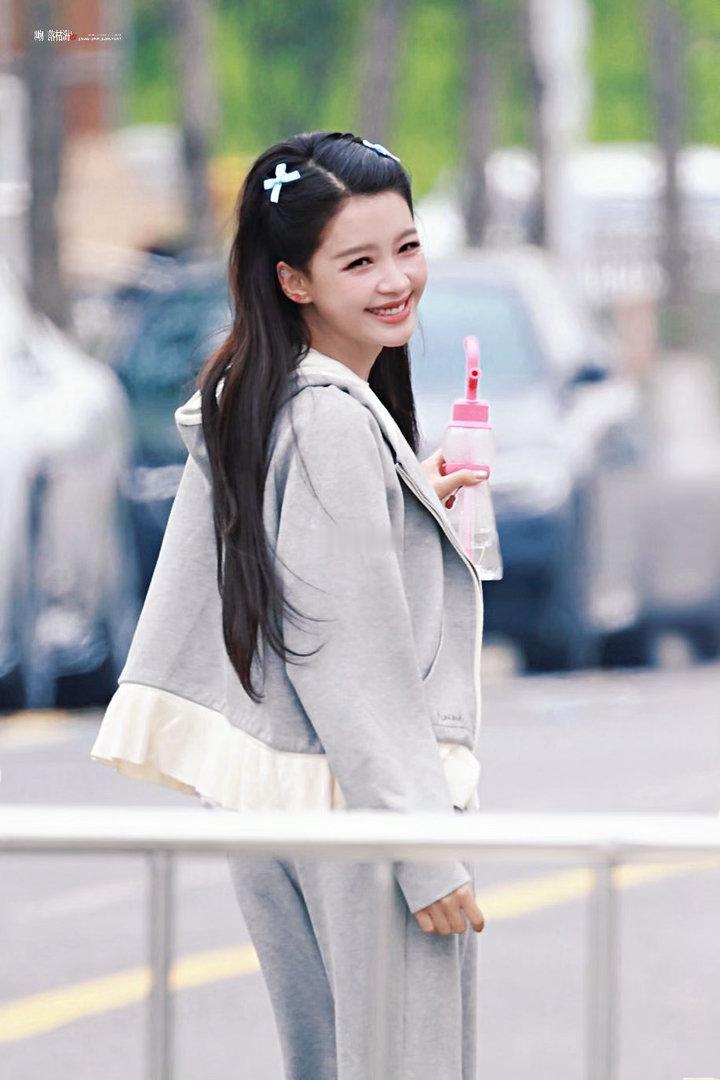 孙怡江语晨二公造型孙怡二公学院风 孙怡这套造型让我梦回学生时代，干净灵动少女感爆