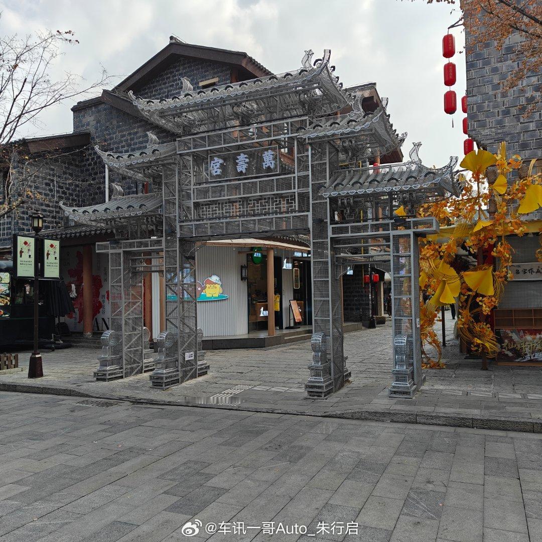 朋友们下午好呀工作日出来浪确实很安逸人不多天气也不冷虽然路过了霸王茶姬但是今天只