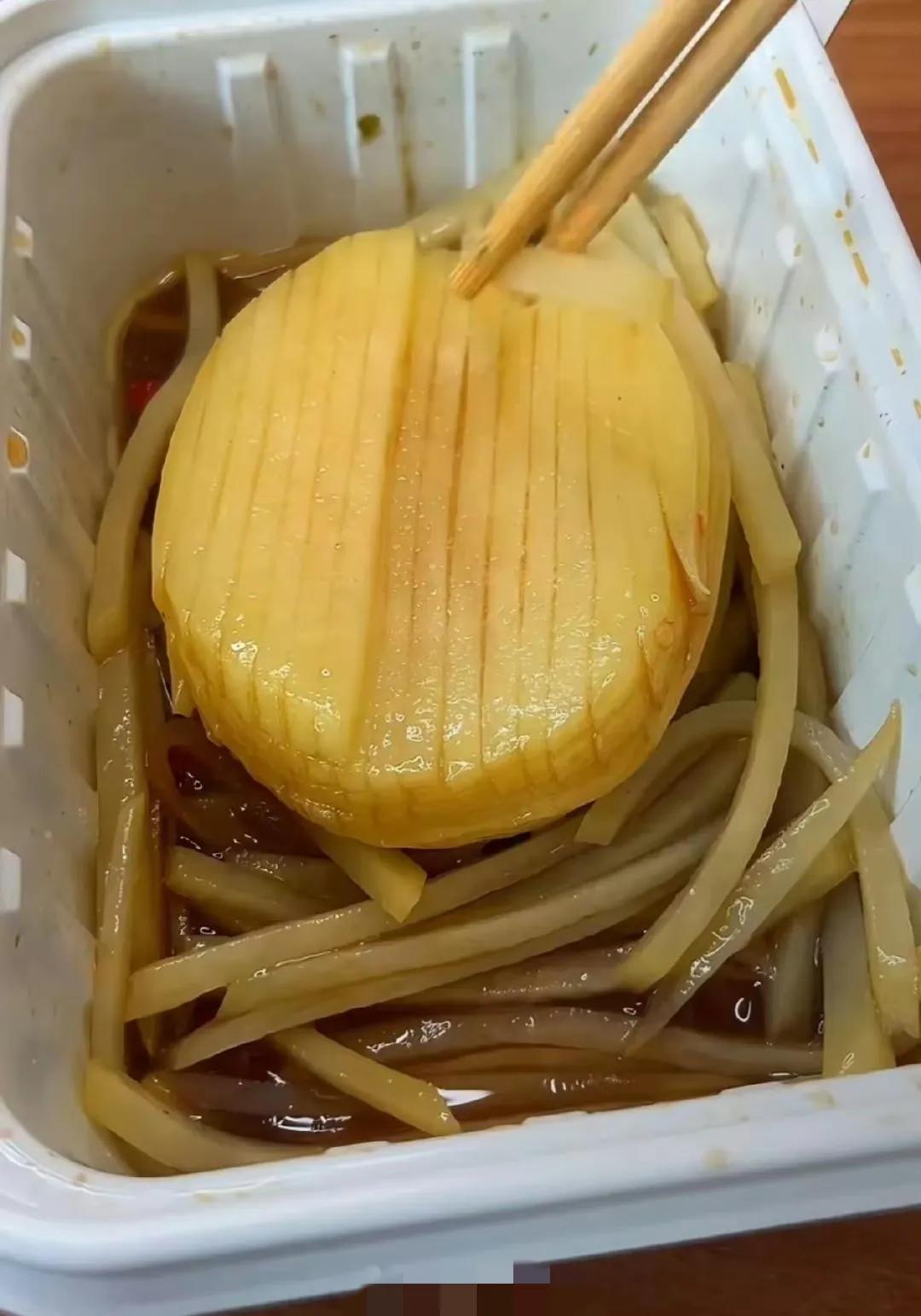 虽然我感觉她的做法有些无聊，但不得不承认，她确实是个人才！

一女子点了个炒土豆