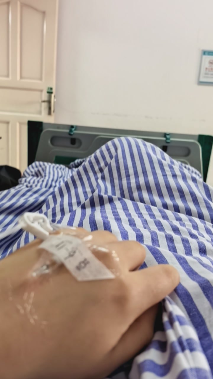 刚做完手术一天都没有吃东西也没喝水   人都是懵的