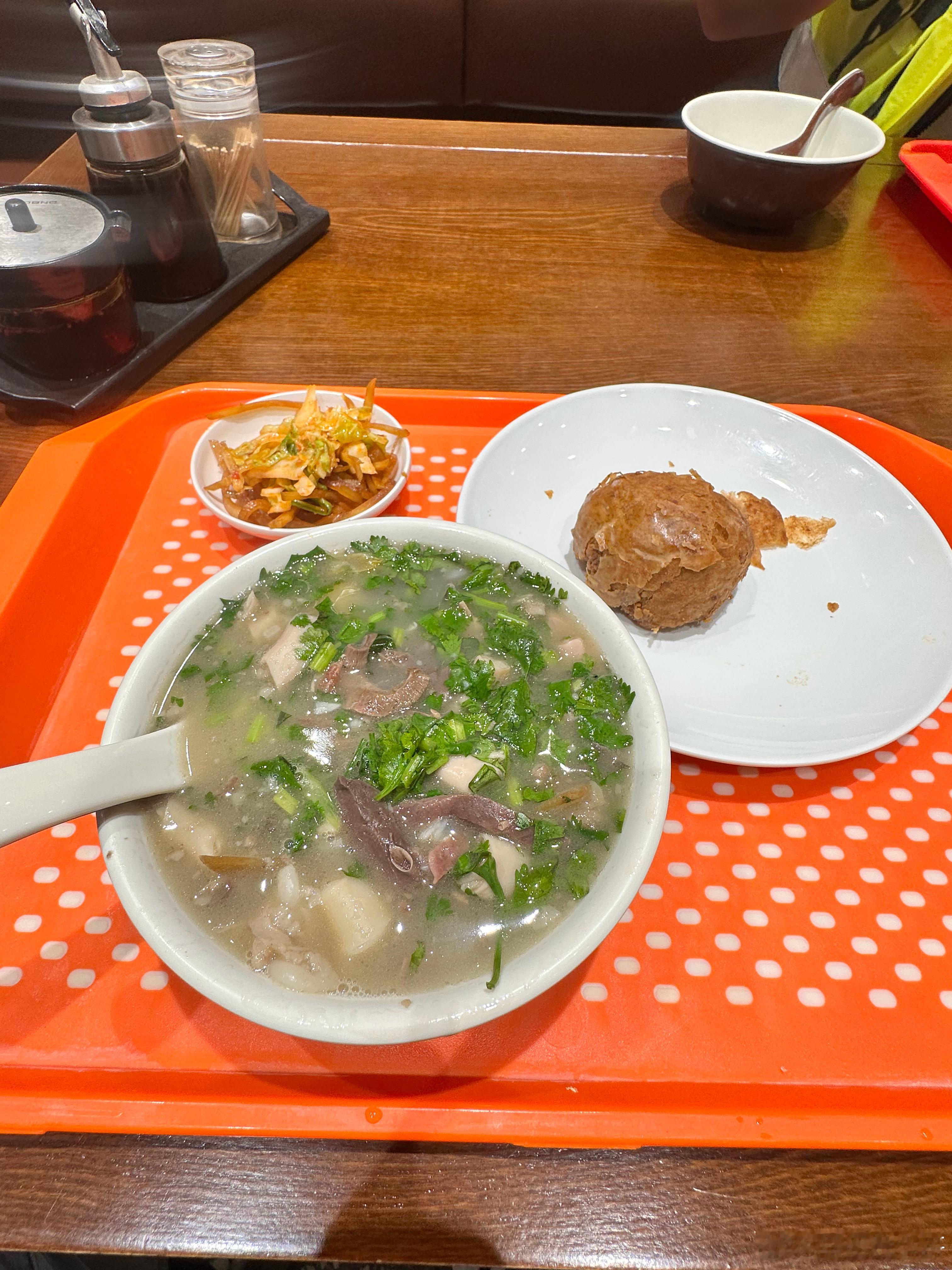 大v聊车 早上吃个羊杂汤配个酥饼，那叫一个地道， 北京·紫光园红庙店