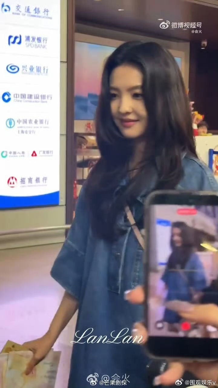 章若楠拍完戏就出发巴黎了章若楠连衣牛仔裙出发巴黎时装周 出发啦，章若楠拍完戏就出