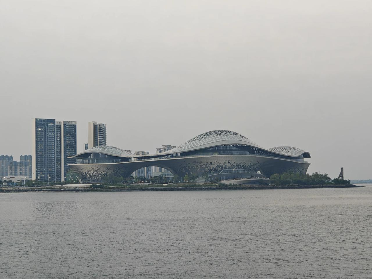国内装?买水果(续航短内存小)，实用好用买华为(续航长内存大，用六年不坏)。