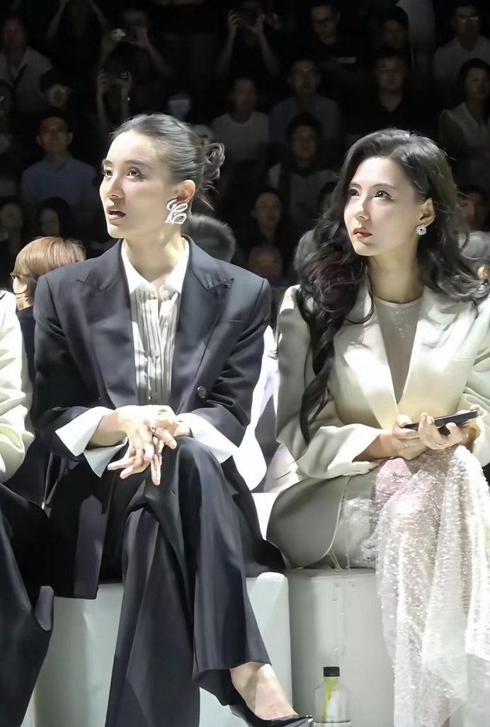 宋佳张柏芝同框
两大美女坐在一起看秀
我在看她们
美不胜收

突然想起卞之琳的现