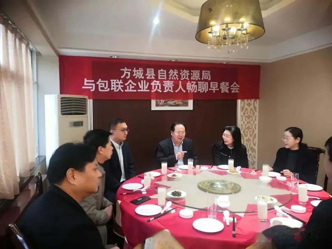 方城县政企早餐会，有官员、有企业家。