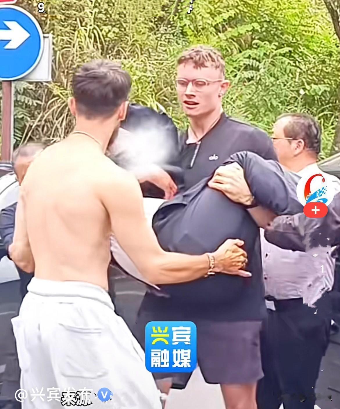 近日。湖南张家界返程路上，一辆小轿车拐弯时意外失控，直接发生侧
翻，万幸年轻司机