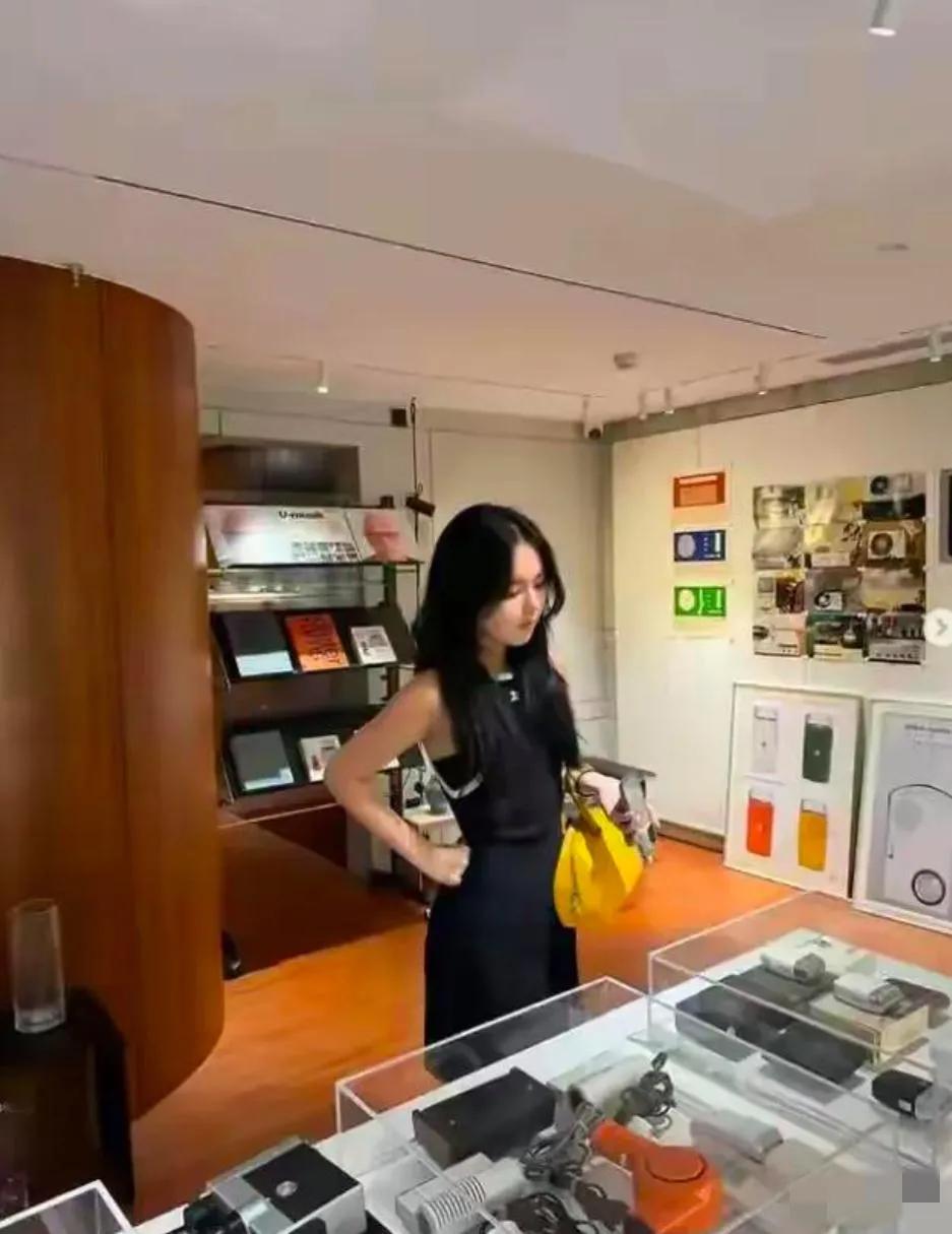 哈文与李咏的女儿公开恋情！23岁的法图麦与男友甜蜜合影，长发垂肩的法图麦娇柔腰柳