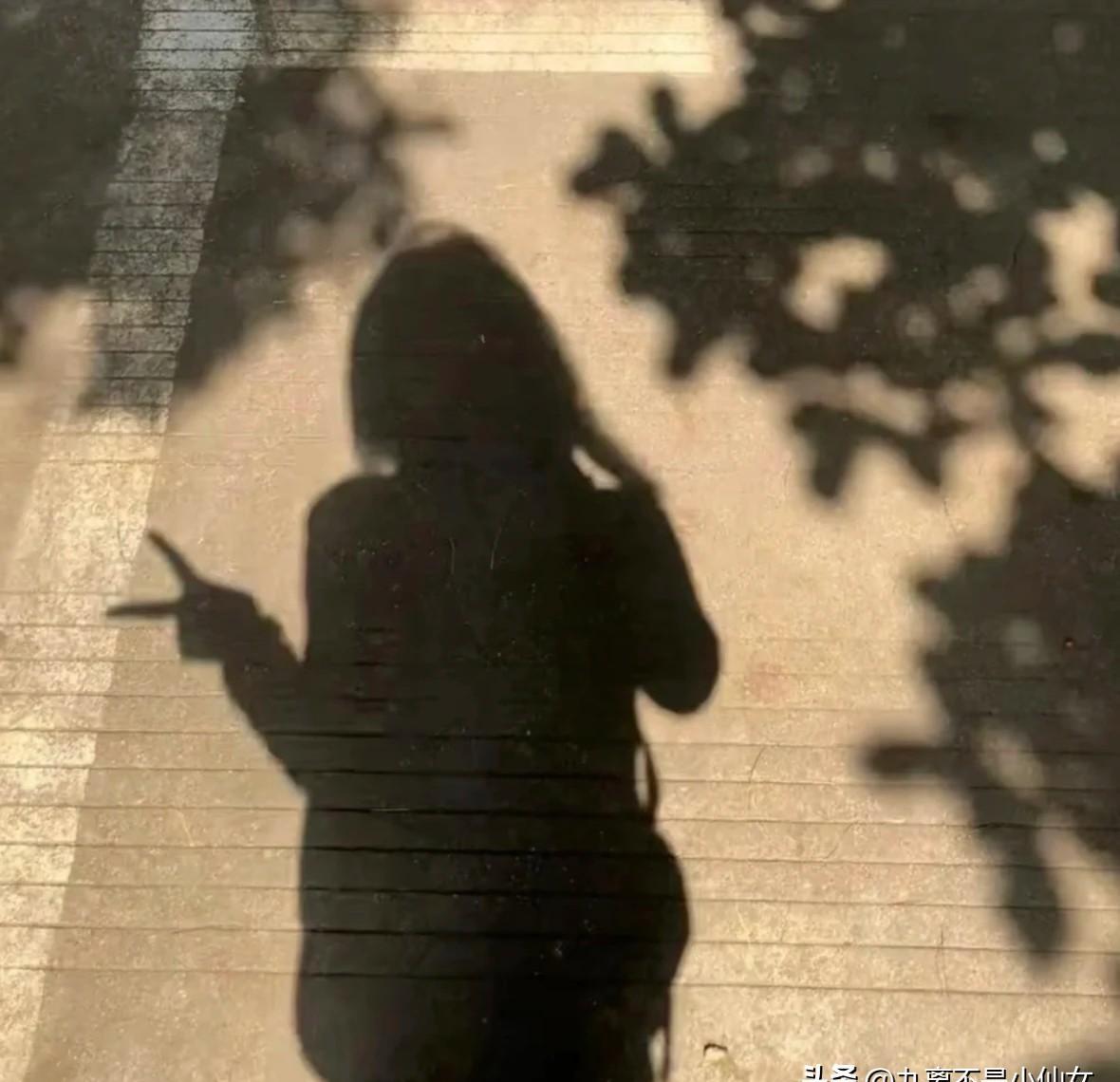 别硬挤进别人的锅里吃饭。
你不是乌鸦，别学它叫。
真朋友不用你改声调。
这年头，