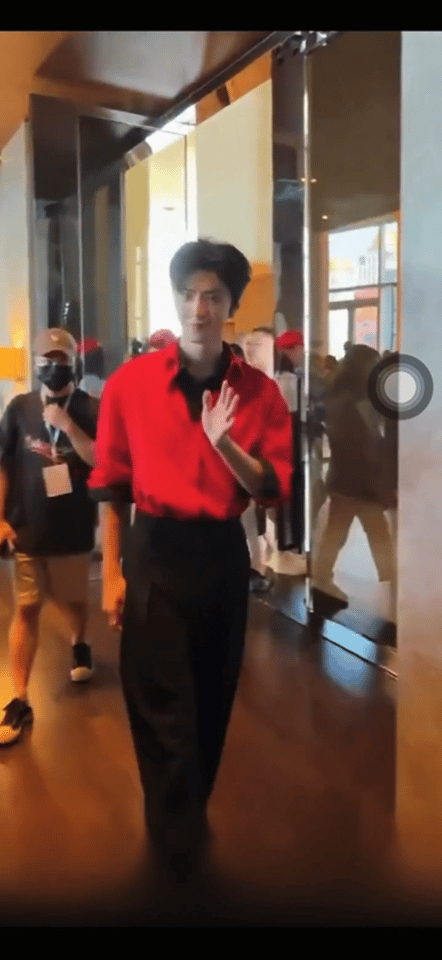 陈哲远泰国红气养人陈哲远好亮眼的红黑三七分陈哲远的红黑造型好亮眼吧，红得张扬又不