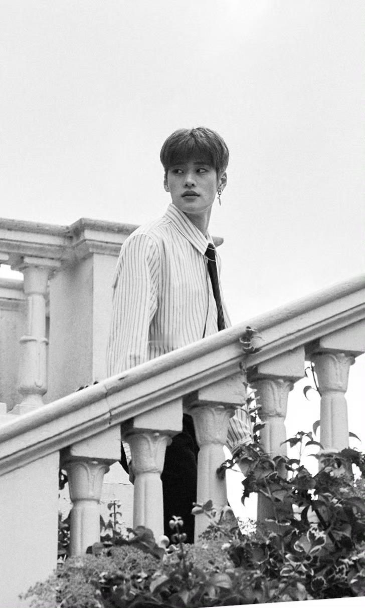 规则的制定者往往置身事外、赢得光鲜他不受任何约束 当面对自己本心的时候只有耳坠上