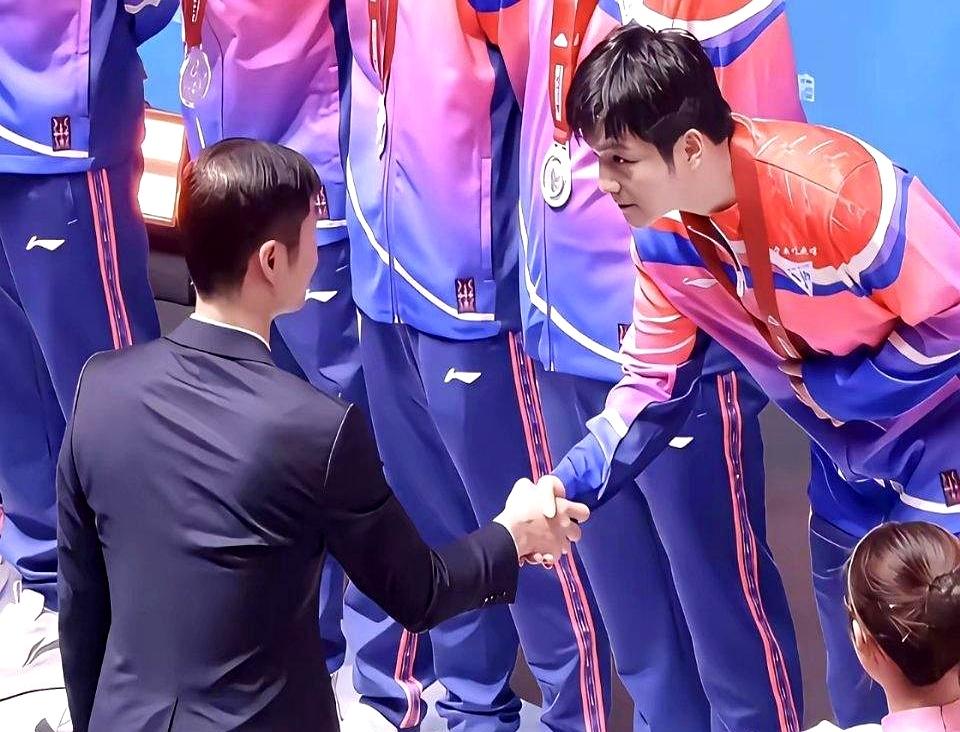 有人总爱拿“上海帮”说事儿，暗示樊振东搞小圈子，但看了他跟王励勤那个颁奖细节，这