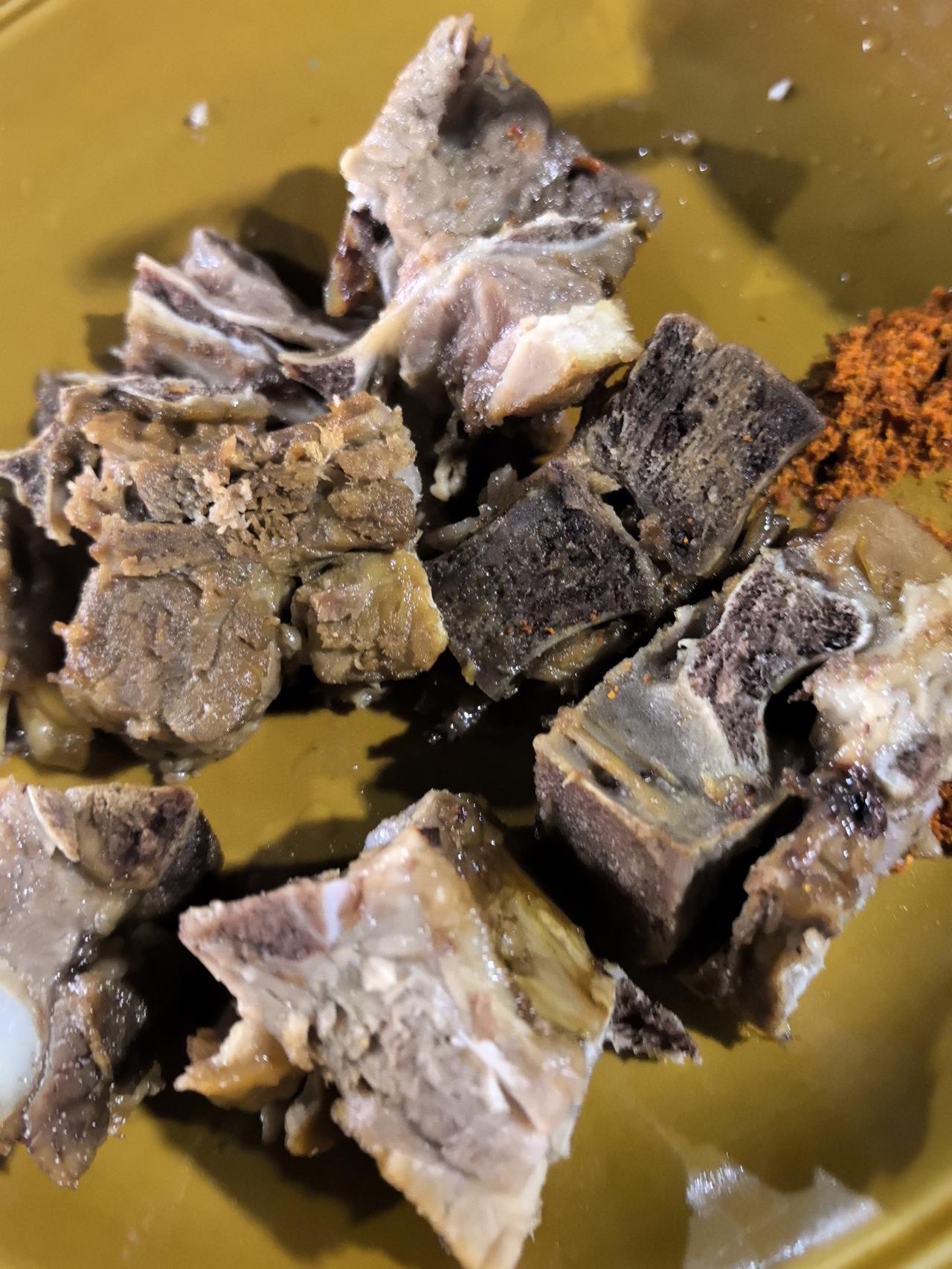 锦江大道旁小山坡上的大排档——余氏家常菜，有些年头了，菜谱都包浆了，生意还有点火