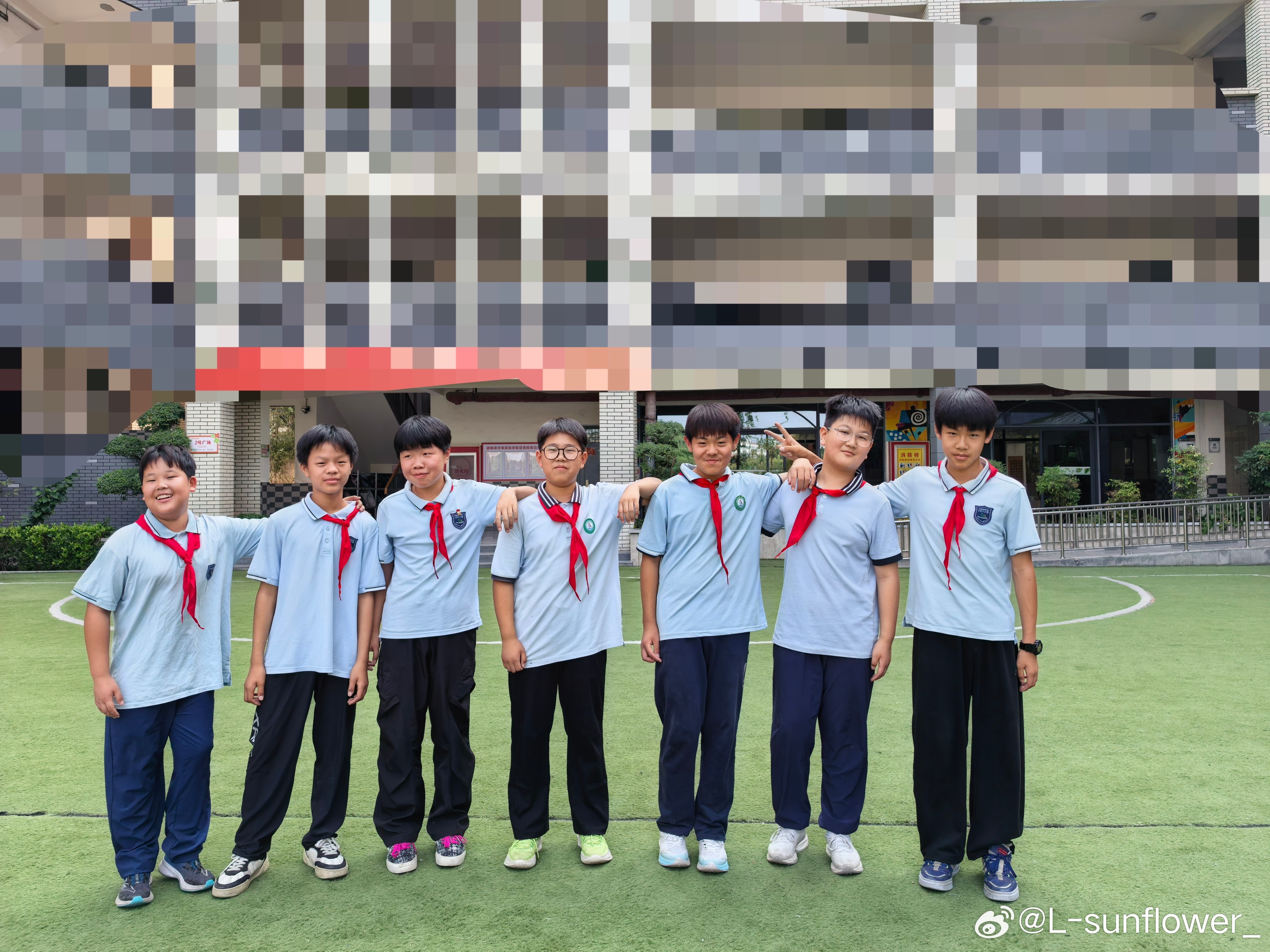 儿子马上小学毕业了。老师给拍的关系好的几个同学的合照。每天打篮球🏀晒的黑黢黢的