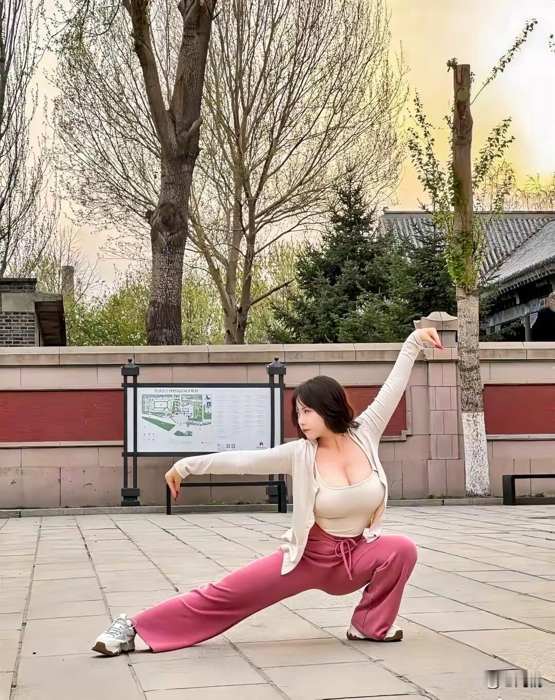 清凉美女👩🏻‍🦰，有穿成这样练功夫的么？友友们，她练的什么神功？