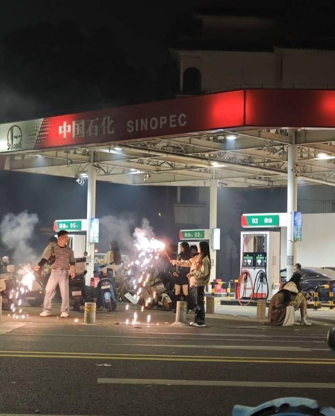 目前，某国汽车工业的时间线是这样的：——举圈子欢庆某纯电动车续航突破600公里。