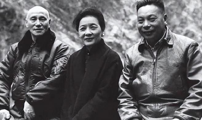 老蒋晚年解不出大便，让一副官帮忙，事后副官被关了近五年。蒋介石晚年被病痛折磨，更