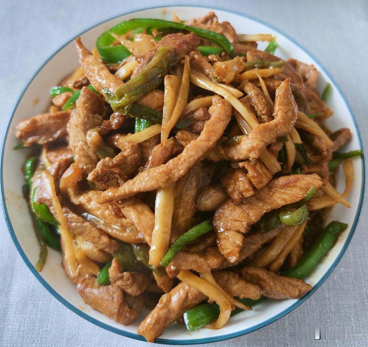 主食依然是玉米，只是为了身体所需的营养，给配了两道菜当午餐，反正这样的安排下，大