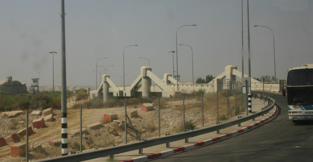 对于美以联军居然轰炸伊朗民用基础设施，德黑兰 - 卡拉季大桥一事，很多人看了新闻