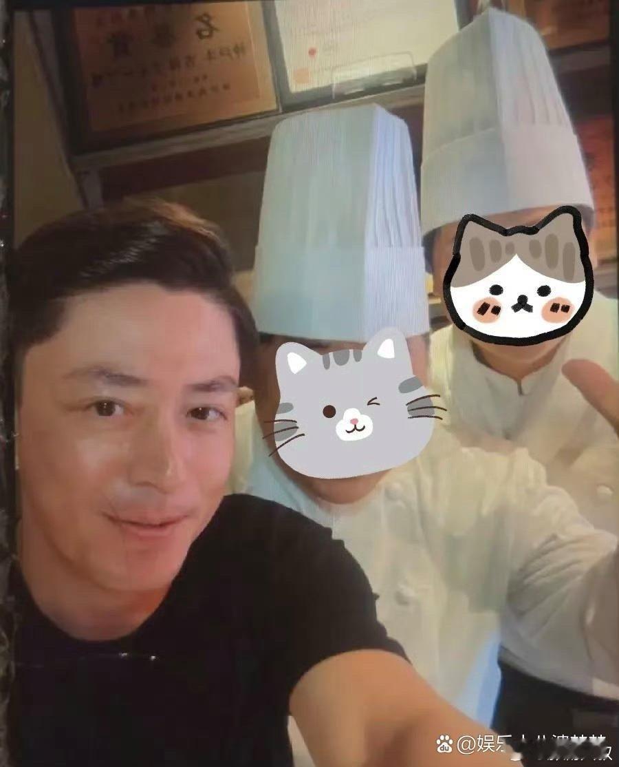 霍建华近照，在日本吃牛排被粉丝认出了，他的状态还挺好的，没有中年发福，没有太多皱